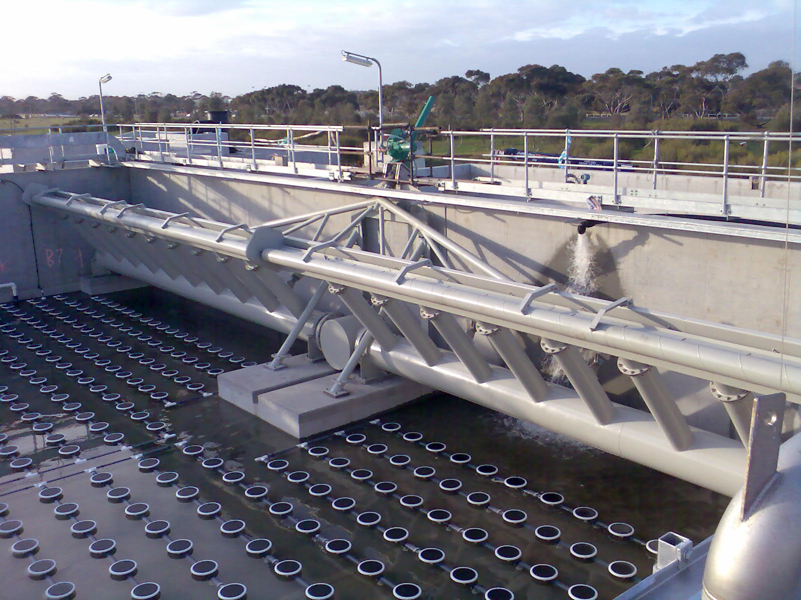 AquaDecanter in a part-filled tank at Altona, with aeration diffusers on the floor
