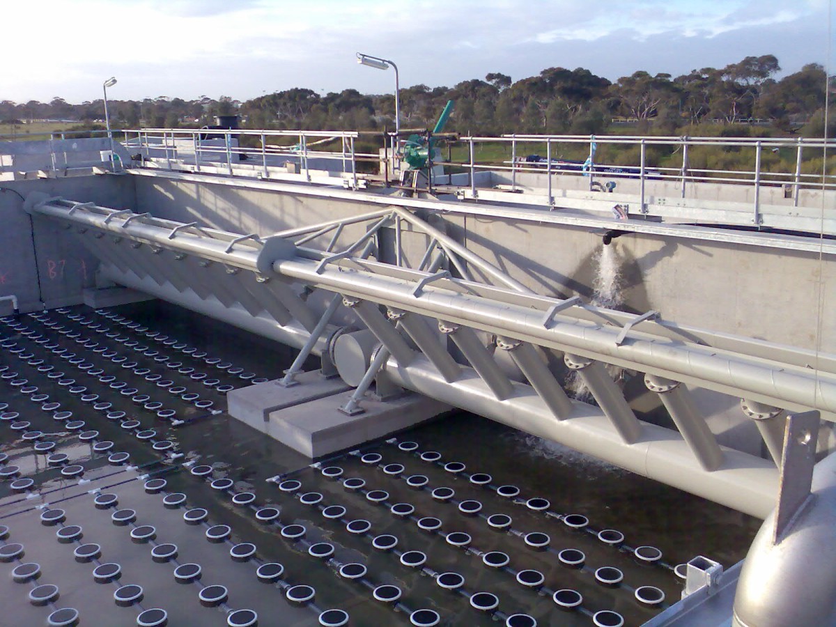 23 m AquaDecanter Type R above rows of disc diffusers in a nearly empty tank at Altona