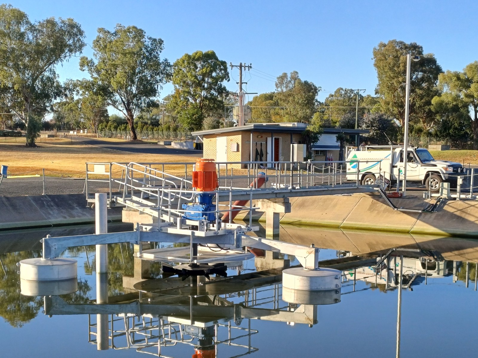 AquaStar unit with orange drive motor on floats in a full concrete basin at Inverell