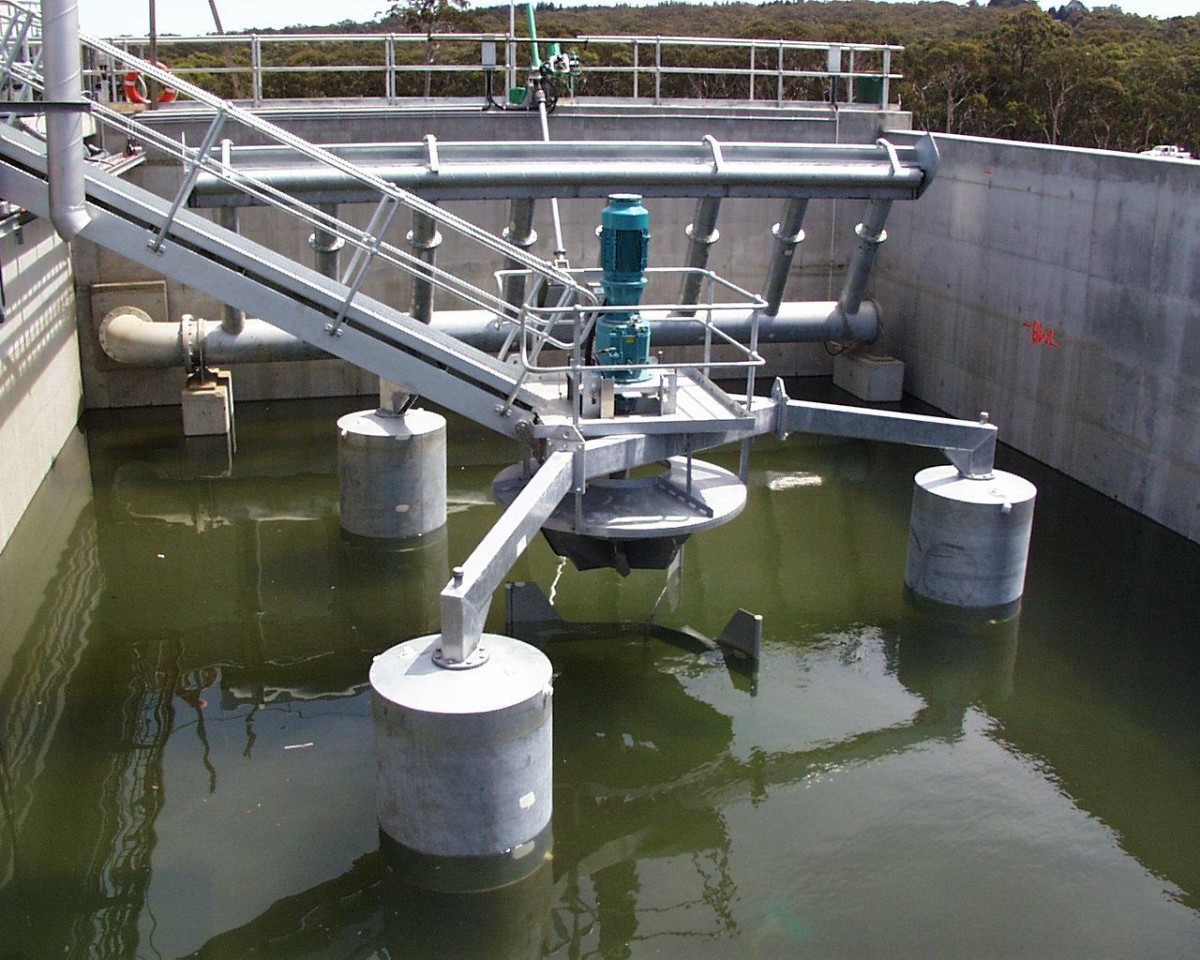 AquaDecanter Type R along the wall of an AquaStar tank at Mittagong, behind a central motor-driven unit